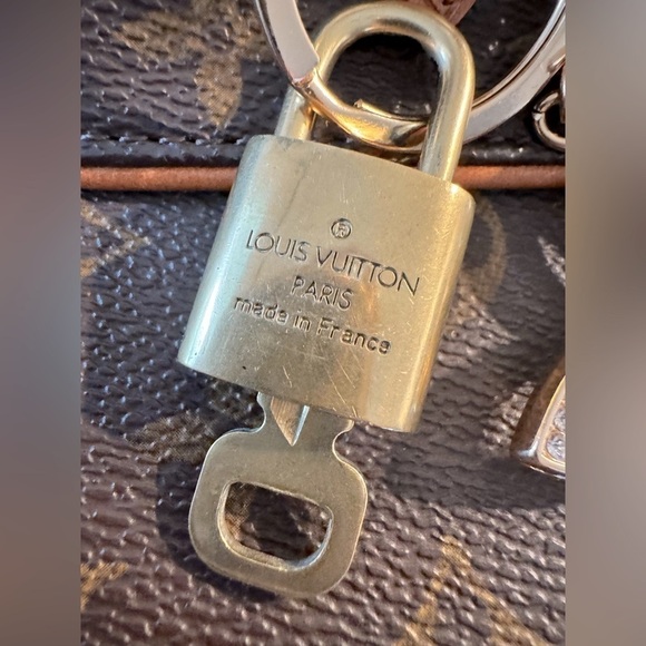- Louis Vuitton
Brass Lock & Key Set - Picture 4 of 6